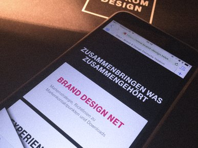 Ein Smartphone zeigt das »Brand Design Net«