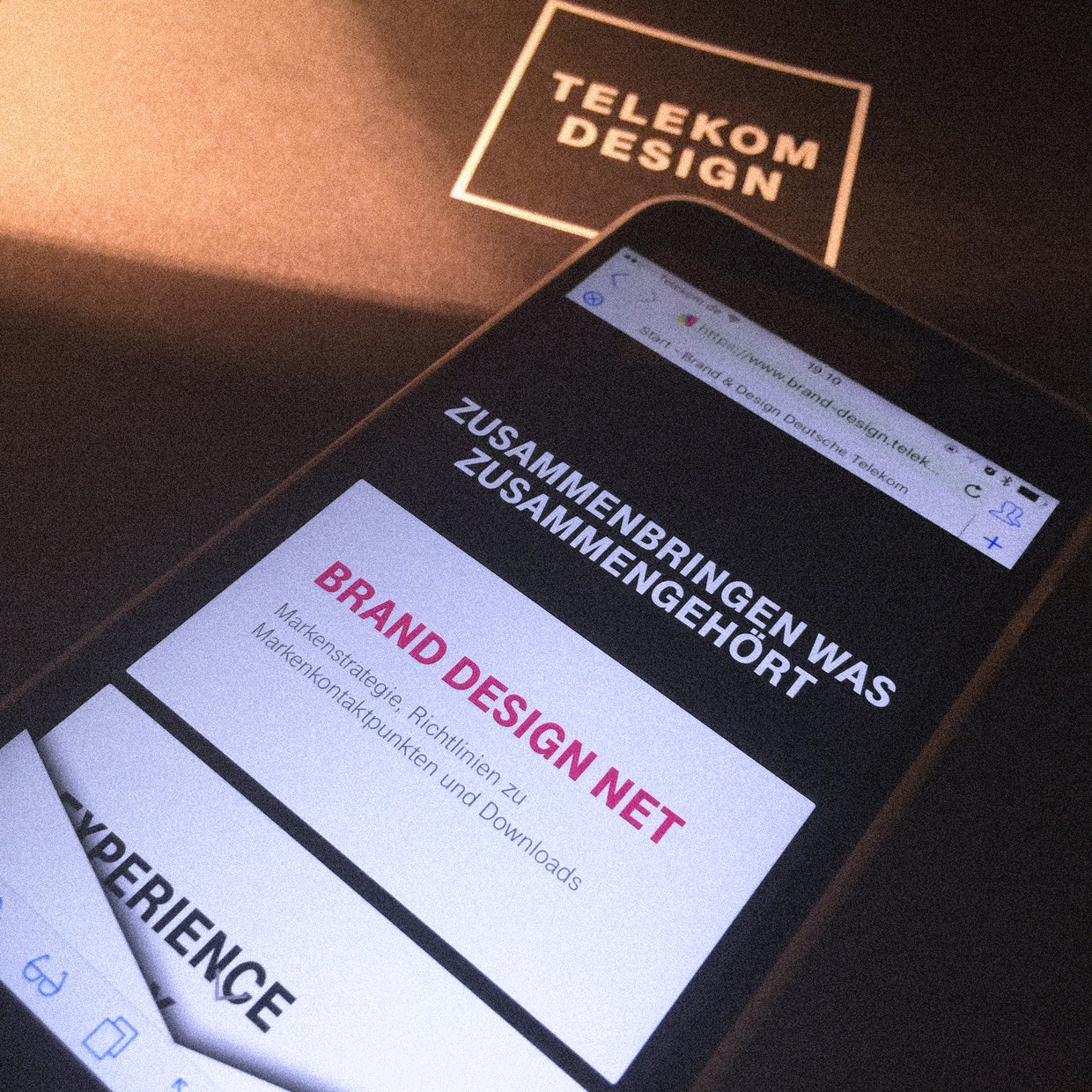 Ein Smartphone zeigt das »Brand Design Net«